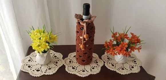 Porta Garrafa de Vinho em Crochê Mogno