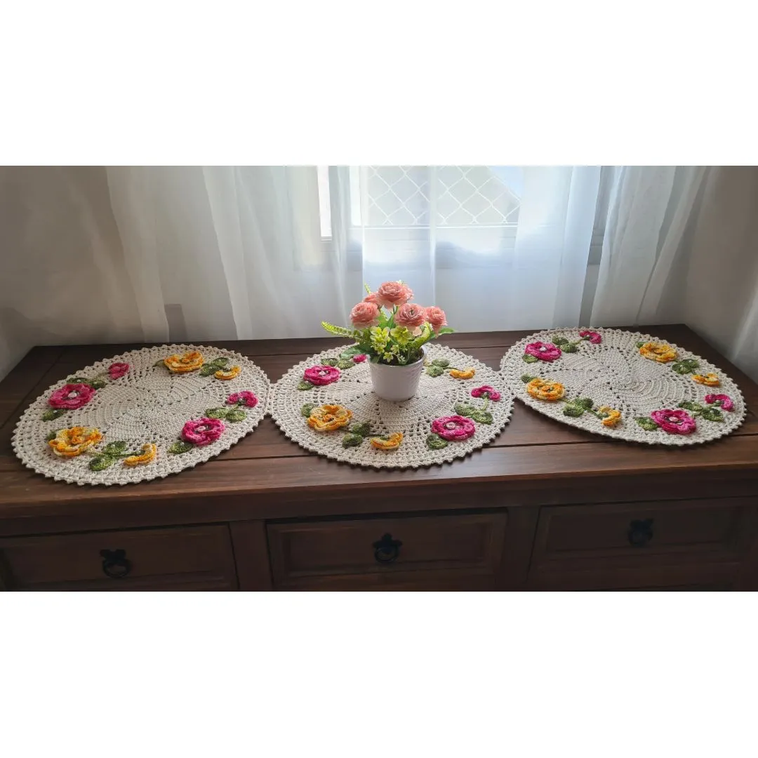 Caminho de Mesa em Crochê “Jardim das Flores” - artesanato de Mari Crochê feito com carinho!