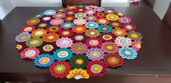 Toalha Flores Japonesa em Crochê Redonda (80 cm ) - foto 4