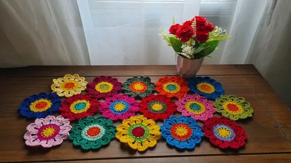 Trilho de Mesa em Crochê Flores Japonesa (64 cm x 30 Cm) - foto 2
