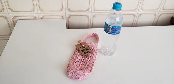 Capa para Garrafinha de Água Mineral 500 ml Crochê Rosê - foto 2