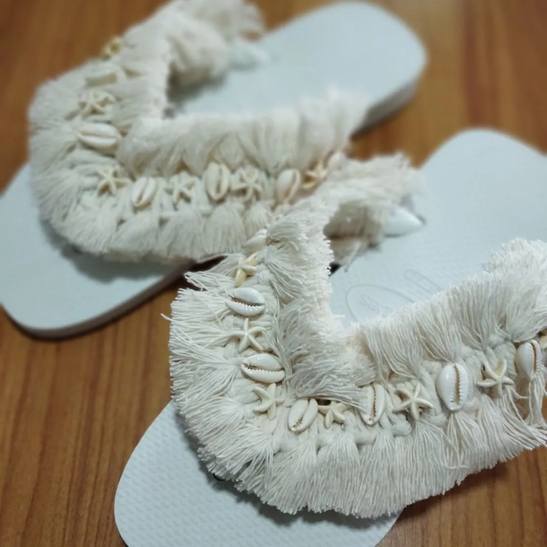 Chinelo bordado franja - artesanato feito à mão por Terra do Mar