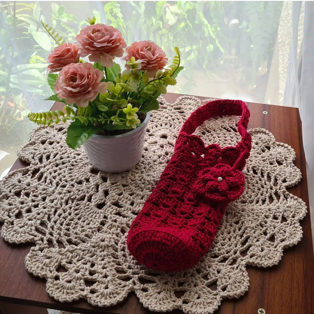 Capa em Crochê para Garrafinha de Água (Flor na Alça) - foto 5