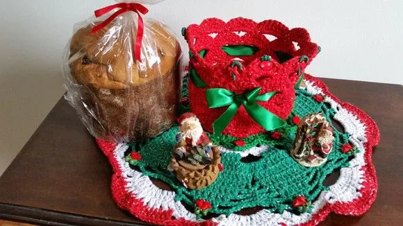 Porta Panetone em Crochê Vermelho com Verde - foto 2
