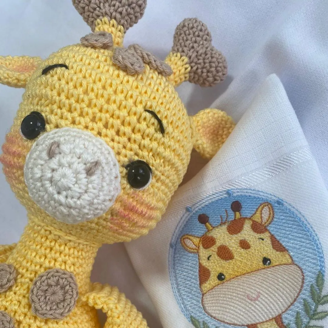 Girafa em amigurumi 100% algodão, manta em algodão 90x90cm e fraldinhas de boca (bordadas com o tema de sua preferencia) - foto 2