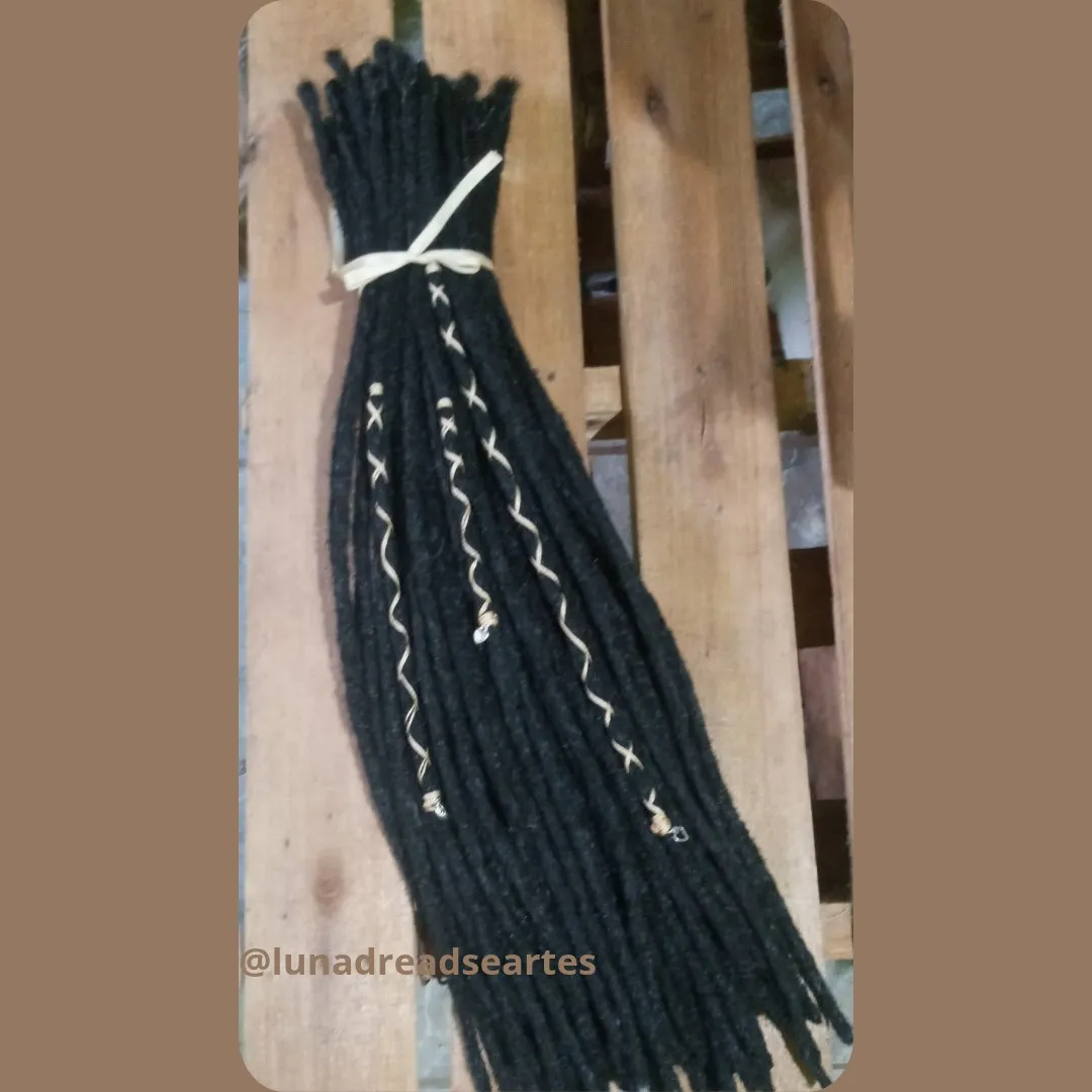 Conjunto 50 Dreads Removíveis Sintéticos Customizados - artesanato feito à mão por Luna Dreads e Artes 🌜