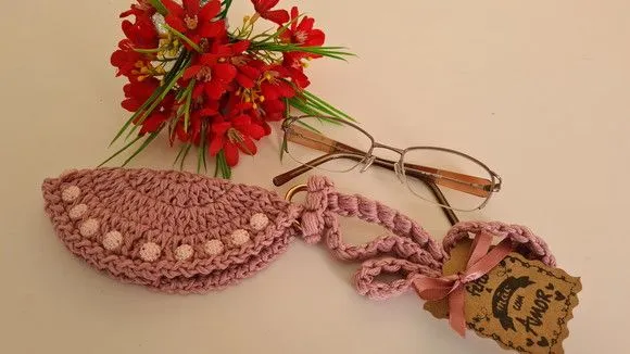 Porta Óculos em Crochê Rosa Antigo - artesanato de Mari Crochê feito com carinho!