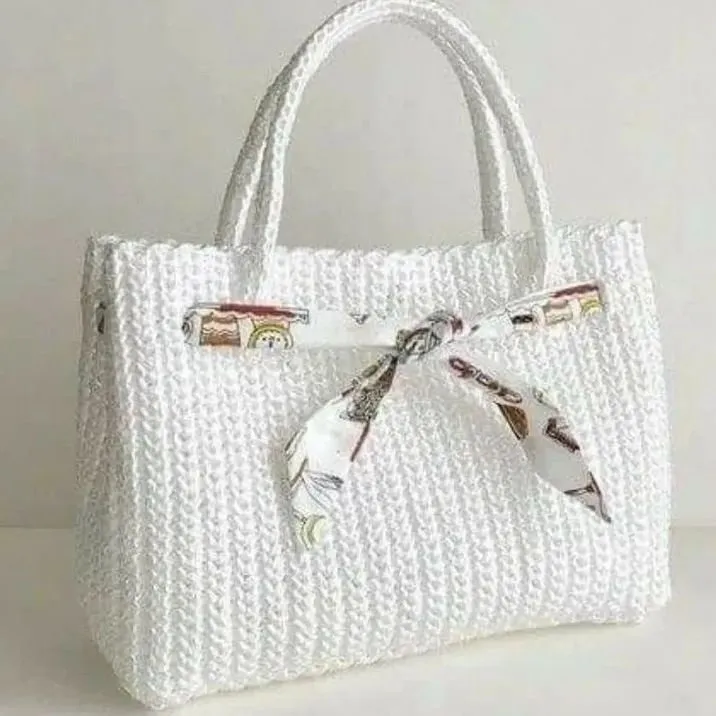 Bolsa Tote de Crochê Branca – Elegância Clean com Detalhe de Lenço - artesanato de Lilongo arte em linhas