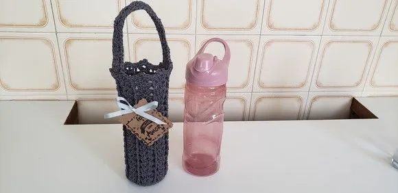 Capa para Garrafinha de Água Mineral em Crochê - Cinza - foto 4