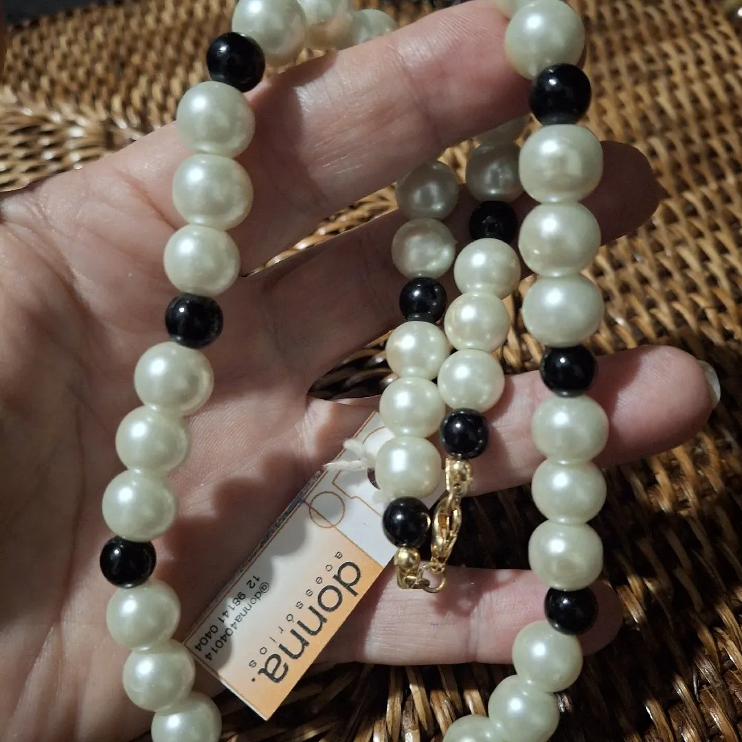 Colar curto em pérolas de resina e pedras ônix - artesanato de Donna