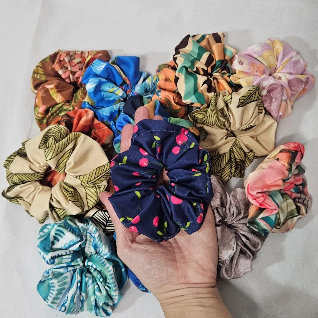Kit com 10 Scrunchies Artesanais – Estampas Sortidas - foto 5