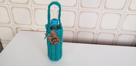 Capa para Garrafinha Água Mineral 500ml Crochê Verde Piscina - artesanato de Mari Crochê feito com carinho!