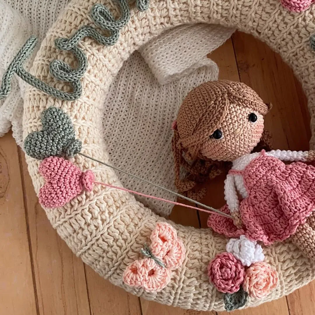 Porta Maternidade Menina Personalizado com Boneca Amigurumi e Flores em Crochê - foto 2