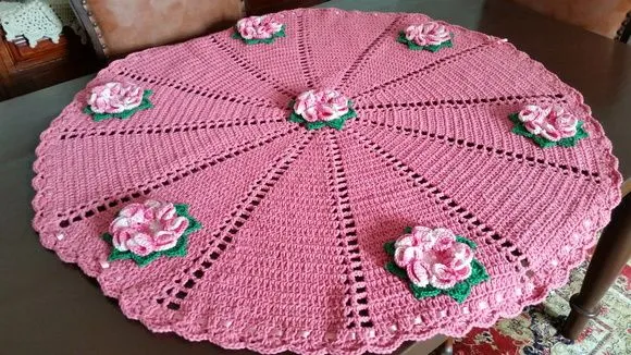 Toalha de Mesa com Aplicação Flores Rosa 90 cm - foto 4