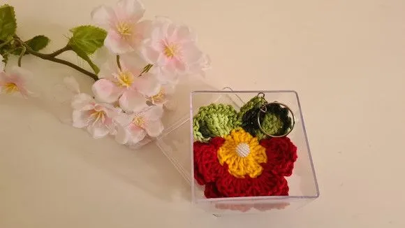 Chaveiro Florzinha em Crochê Vermelho (lembrancinha) - foto 5