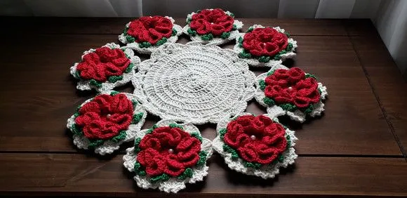 Mini Centro de Mesa em Crochê Flores Vermelha - foto 3