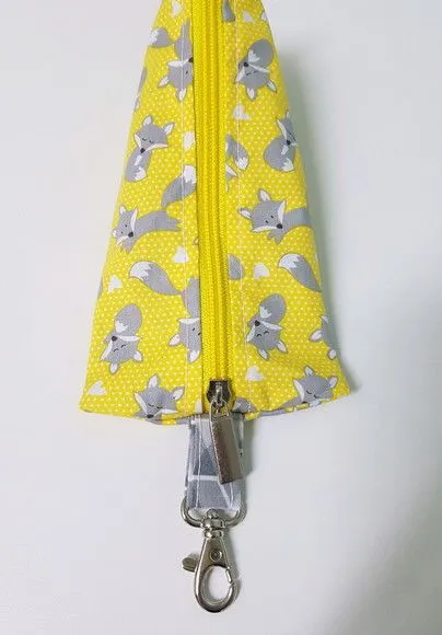 Porta carregador de celular e fone de ouvido - artesanato feito à mão por Innovare Studio