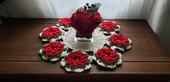 Mini Centro de Mesa em Crochê Flores Vermelha - foto 2