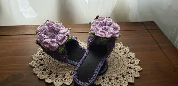 Chinelo de Quarto em Crochê Flor Camélia Lilás Número 36 - foto 3