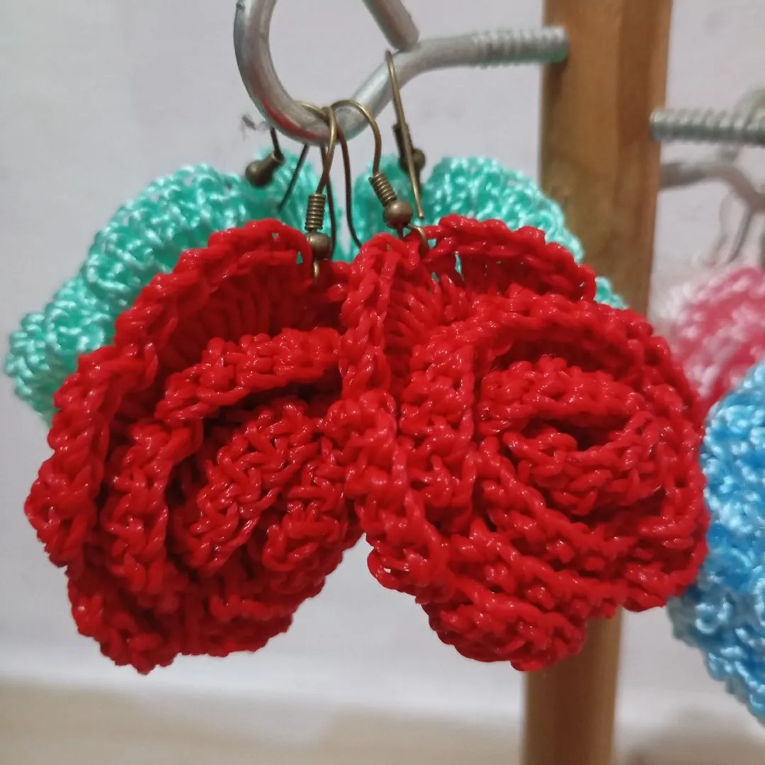 brinco rosa de crochê - artesanato feito à mão por lujenni artes