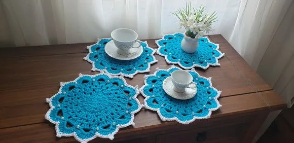 Mini Sousplat Crochê Café ou Chá Azul Turquesa /branco - artesanato de Mari Crochê feito com carinho!