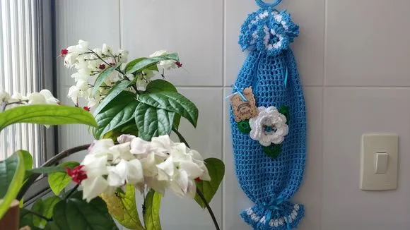 Puxa Saco em Crochê Azul com Flor Branca - foto 2