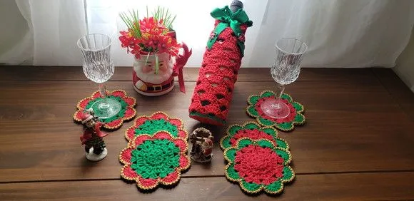 Porta Garrafa de Vinho em Crochê + Porta Taças (natal) - foto 3