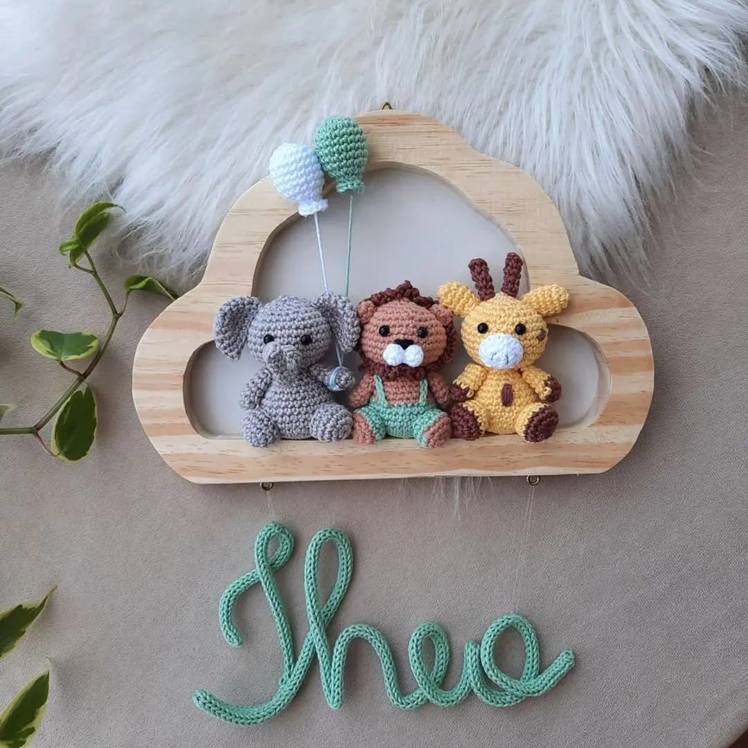 Porta Maternidade Personalizado com Amigurumis safari e Nome em Crochê - foto 7