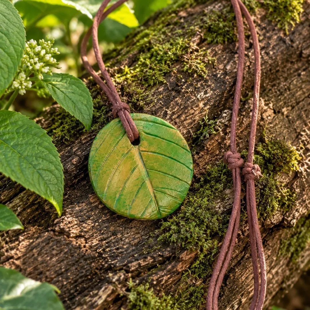 Colar Folha da Floresta em Cerâmica Artesanal - artesanato feito à mão por Nuvem Dourada Biojoias de Cerâmica