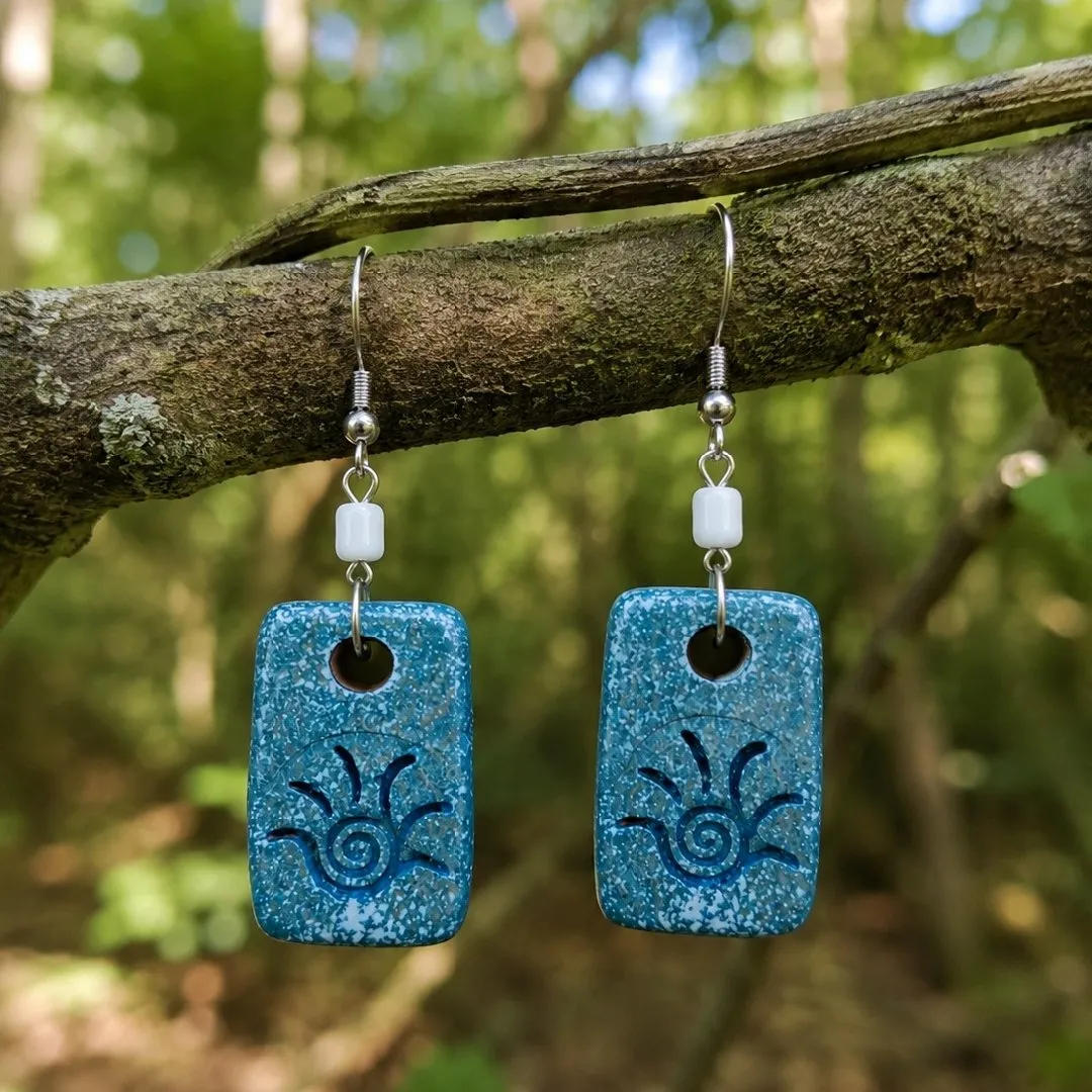 Brinco Artesanal em Cerâmica – Sol Azul - artesanato feito à mão por Nuvem Dourada Biojoias de Cerâmica
