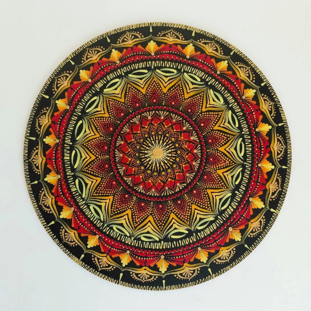 Mandala Decorativa em MDF 35 cm Pintada à Mão – Tons Quentes - artesanato feito à mão por MultiVerso Multiarte