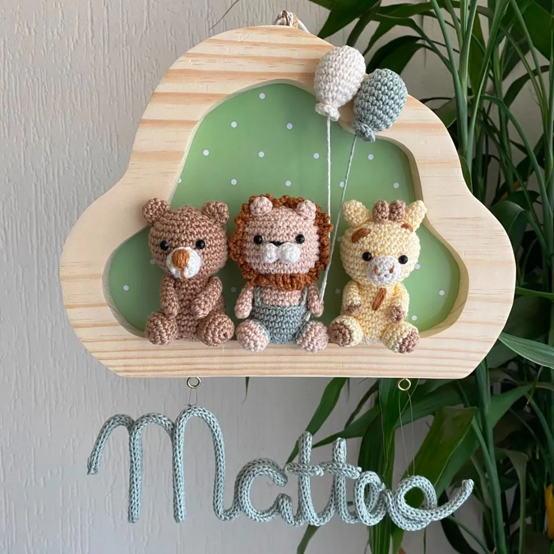 Porta Maternidade Personalizado com Amigurumis safari e Nome em Crochê - artesanato feito à mão por Crochê com amor BP