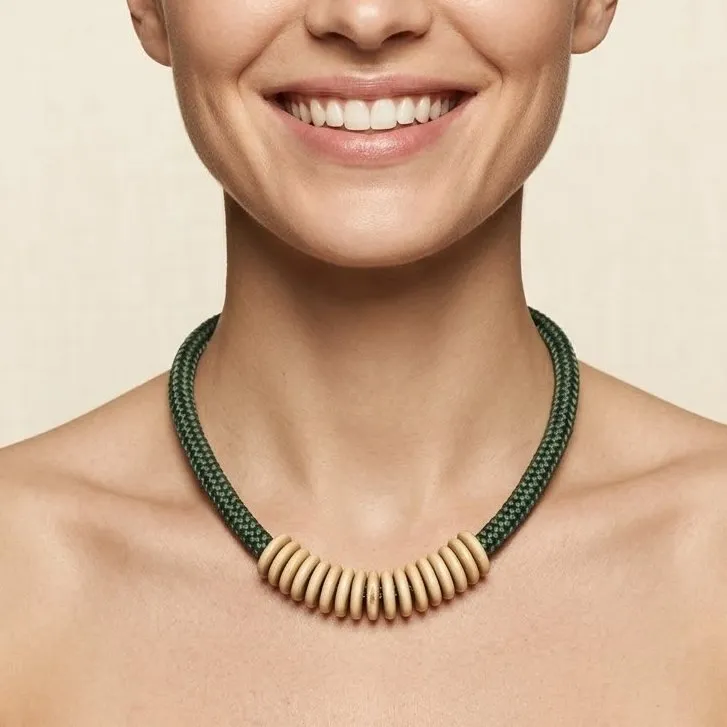 Colar em corda nautica e madeira - artesanato de Abbracio Bijoux