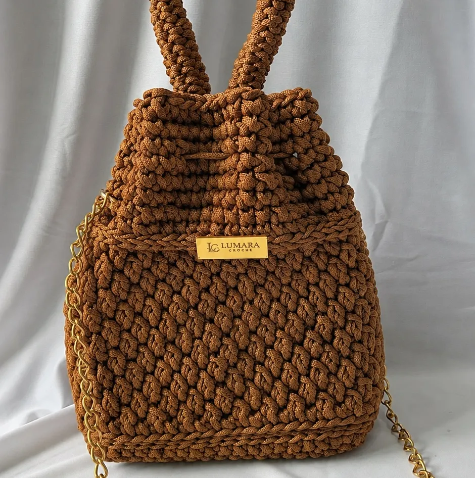 Bag Lumara de Crochê Caramelo – Bolsa Artesanal Feminina - artesanato feito à mão por Lumara Crochê