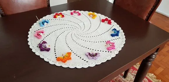 Centro de Mesa em Crochê Dança das Borboletas 60 cm