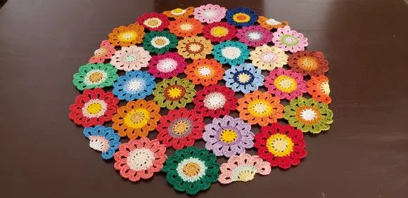 Toalha Flores Japonesa em Crochê Redonda (60 cm x 60 Cm)