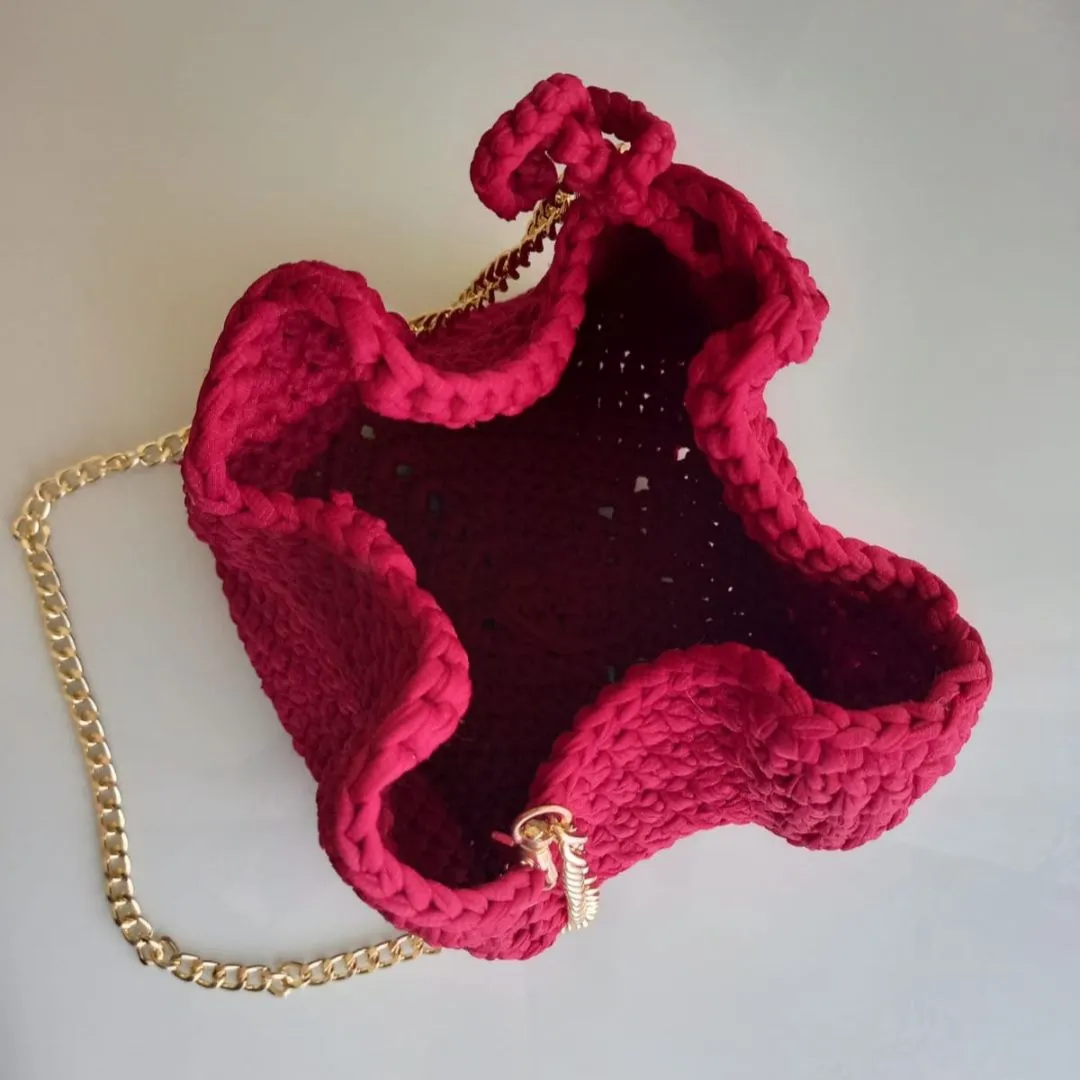 Bolsa Bucket de Crochê Vermelha com Alça de Corrente Dourada – Feita à Mão - foto 3
