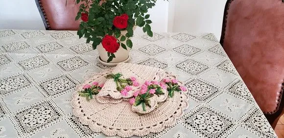 Sousplat em Crochê Sobremesa Buquê de Tulipas (02 Pessoas) - foto 4