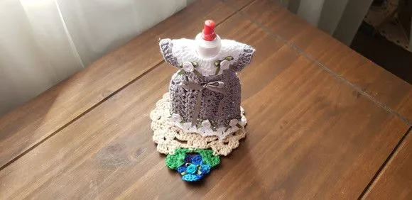 Capa para Adoçante Vestidinho Cinza com Branco - artesanato de Mari Crochê feito com carinho!