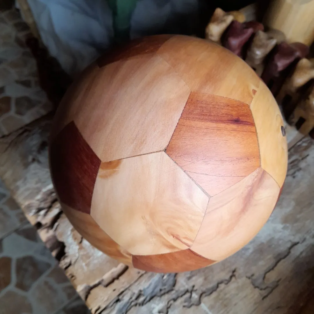 Bola de Futebol em madeira. - foto 2