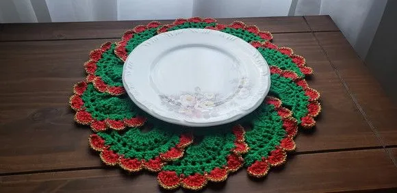 Sousplat em Crochê Verde Vermelho com Dourado 02 Pçs - foto 3