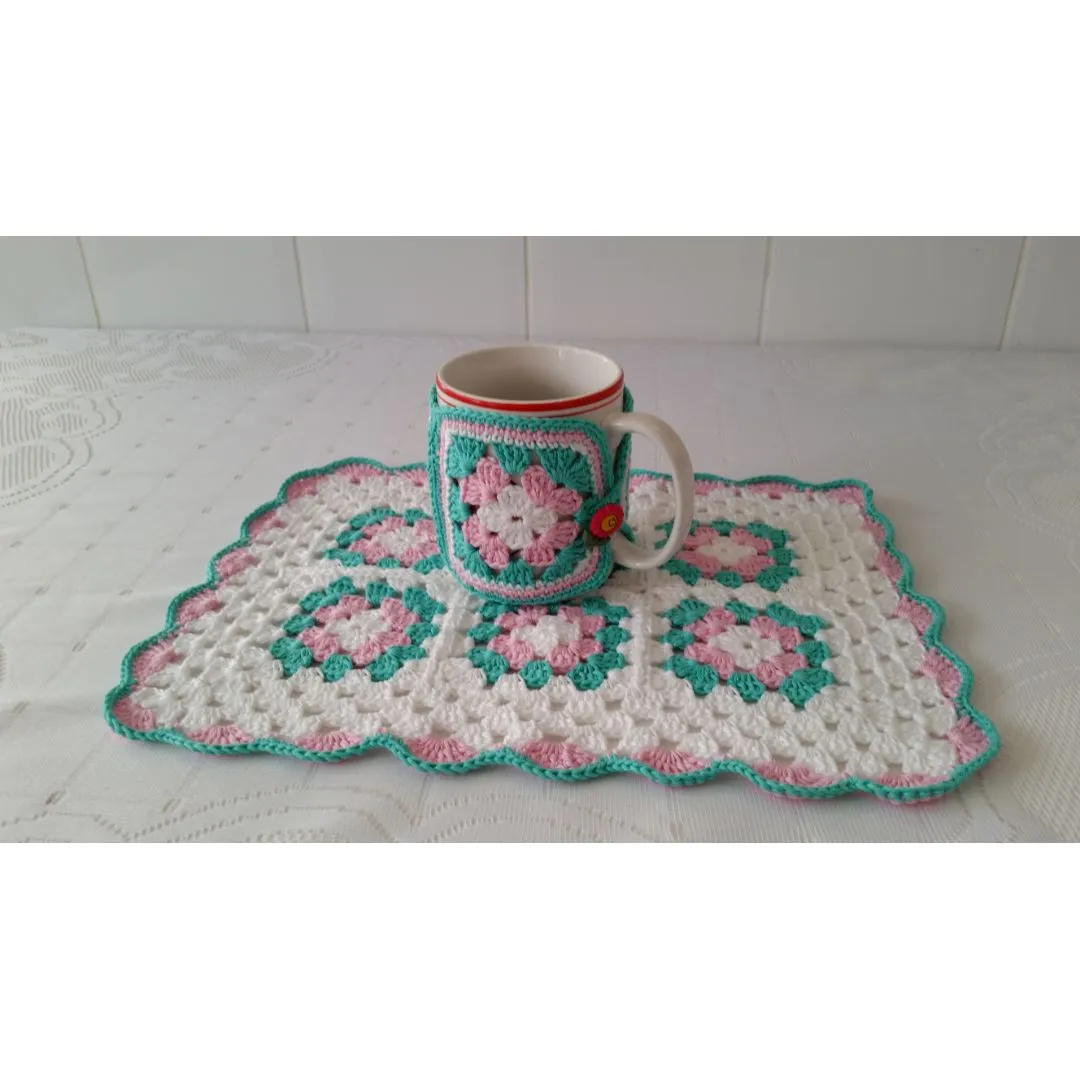 Mug Rug (tapetinho) + Capa para Caneca Crochê - artesanato de Mari Crochê feito com carinho!