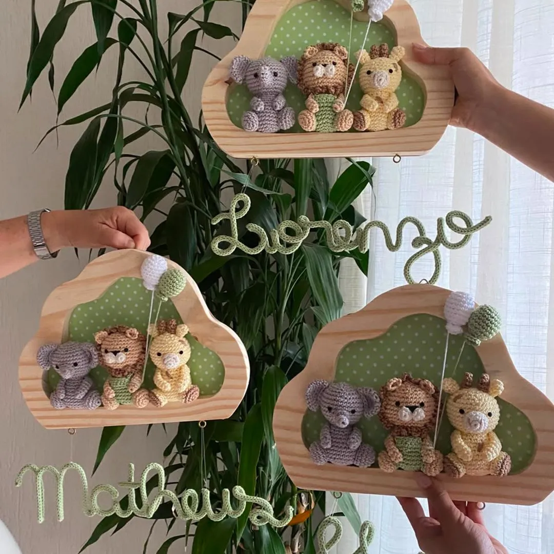 Porta Maternidade Personalizado com Amigurumis safari e Nome em Crochê - foto 6