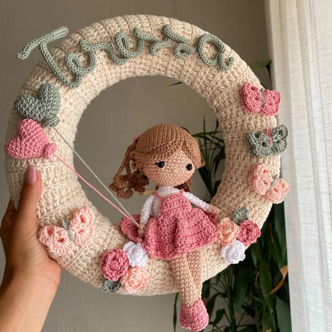Porta Maternidade Menina Personalizado com Boneca Amigurumi e Flores em Crochê - foto 3