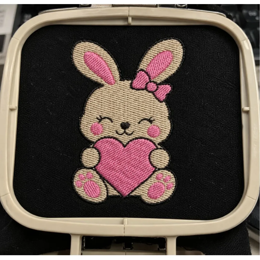 Matriz de Bordado Coelhinha com Coração Rosa – Enxoval de Bebê - artesanato de DLK EMBROIDERY
