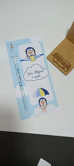 Lembrancinha Urso Aviador Cartão com Lápis Personalizado - foto 3