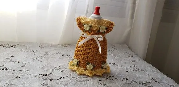 Capa para Adoçante - Vestidinho Mostarda - artesanato de Mari Crochê feito com carinho!