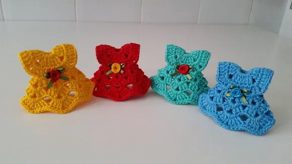Imã Geladeira Mini Vestido em Crochê 7 cm x 9 cm - foto 5