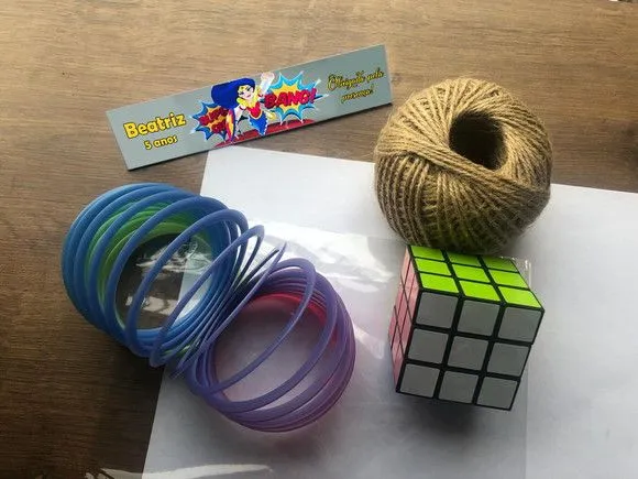 Cubo e Mola Mulher Maravilha Personalizado - artesanato feito à mão por Mi Papelaria Criativa