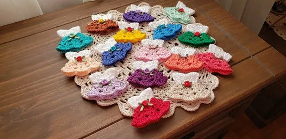 Imã Geladeira Crochê Mini Vestidinhos Coloridos 7 cm x 6 cm - foto 4